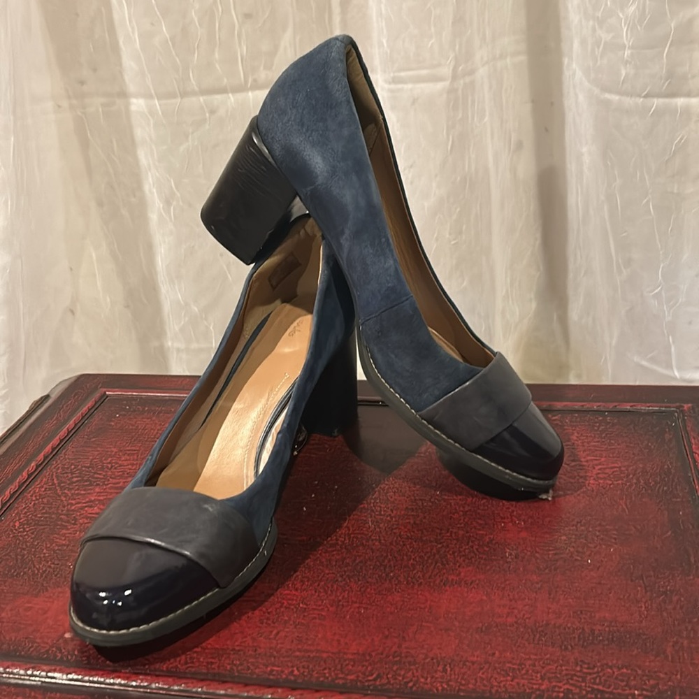 Clarks Tarah Brae Pump from the Artisan Collection. Navy suede / dark navy toe